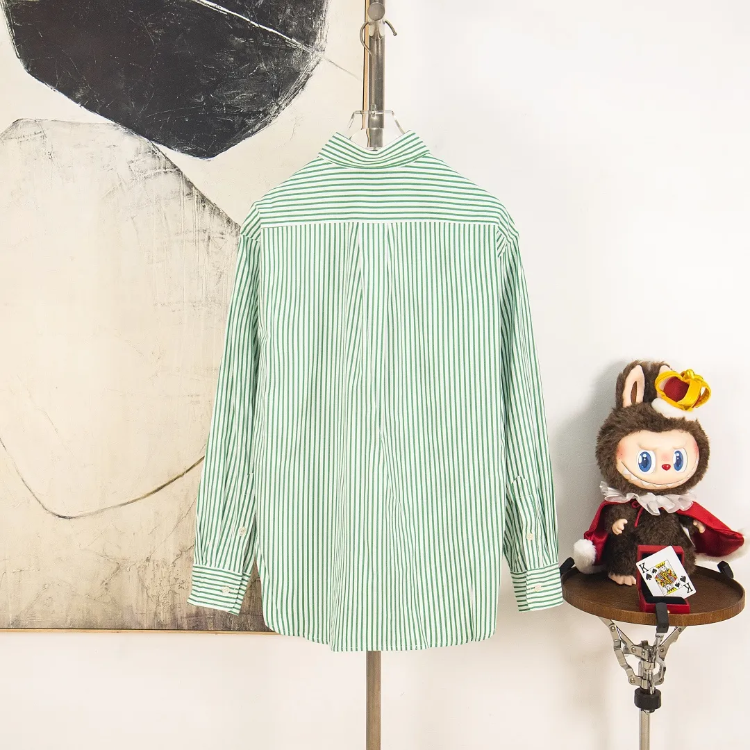 P290 zp version [Exclusive supply] Ralph Lauren/Ralph Lauren 2025SS new old-money style cotton poplin large and small striped long-sleeved casual shirt, 100% restored workmanship, embedded seams and clean edges, curved triangular bifurcation ✅100% cotton poplin, smooth feel, pre-car wash treatment, tighter yarn ✅Custom-dyed original pearlescent white bottom buttons, large and small partitions, vertical eyelets✅Special shaped chiffon foil included in the collar door tube Not easy to deform and pull ✅ RL three-color large and small vertical striped shirt. Extraordinary isometric. Cleverly matched stripes. Multiple wear to inspire self-expression. Relaxed layering to play with the look of the four seasons. Color: Red, Blue, Green Size: S M L XL Number: WW10964